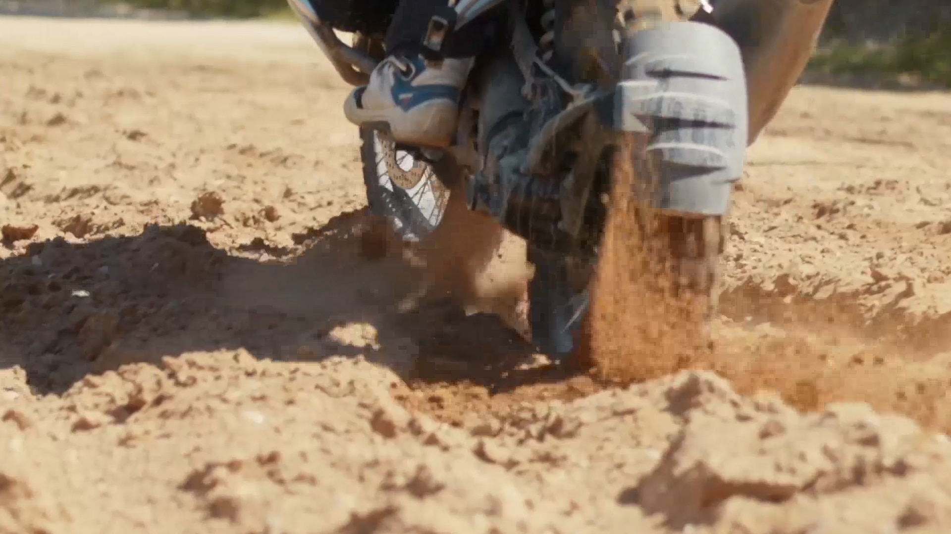 Video toont onder andere scènes van het racecircuit en off-road terrein.