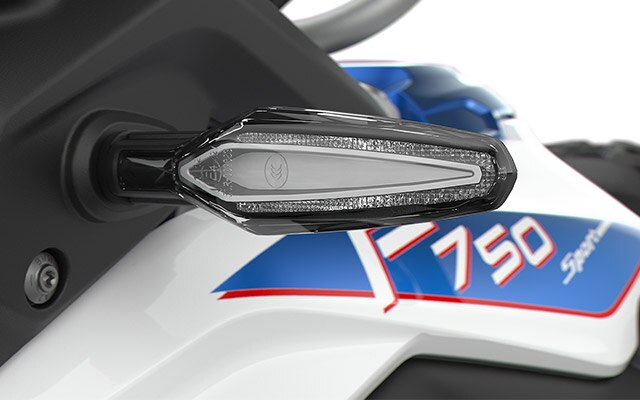 We zien de markante led-richtingaanwijzers van de F 750 GS.