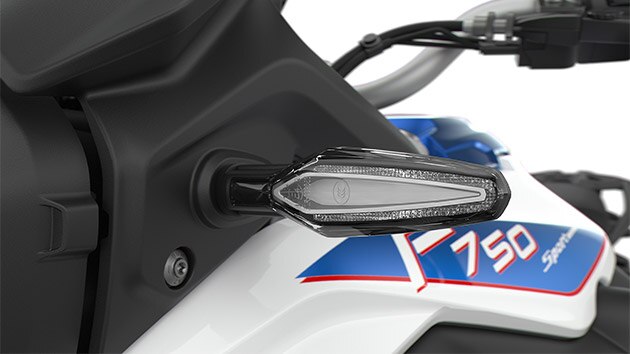 We zien de markante led-richtingaanwijzers van de F 750 GS.