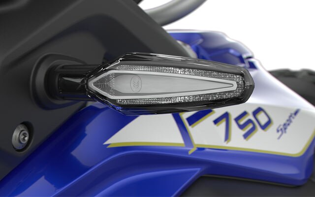 We zien de markante led-richtingaanwijzers van de F 750 GS.