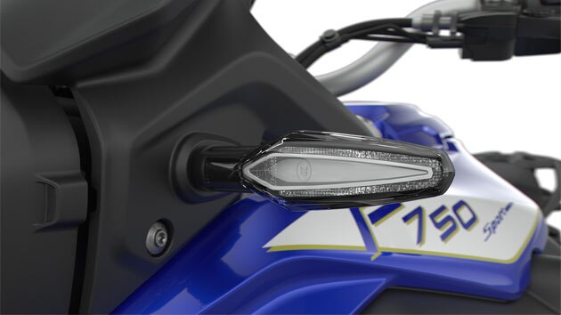 We zien de markante led-richtingaanwijzers van de F 750 GS.