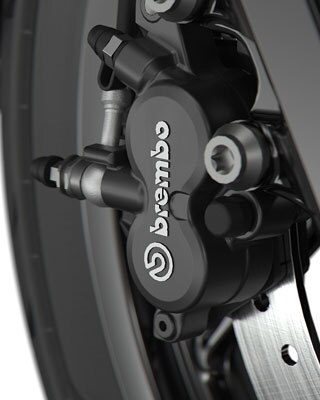 We zien het zwarte Brembo remsysteem.