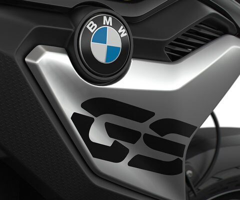 We zien de radiateurafdekking met GS logo in detail.