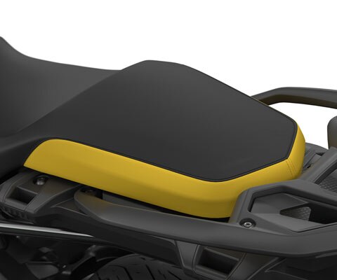 We zien de buddyseat in zwart/geel.