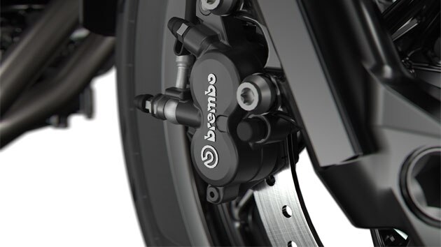 We zien het zwarte Brembo remsysteem.