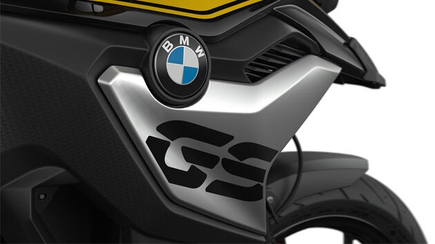 We zien de radiateurafdekking met GS logo in detail.