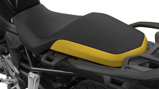 We zien de buddyseat in zwart/geel.