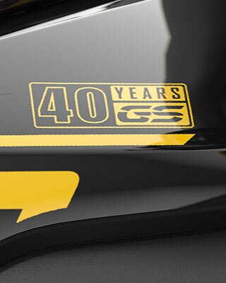 We zien het opschrift 40 jaar GS in geel.