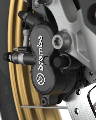 We zien het zwarte Brembo remsysteem.