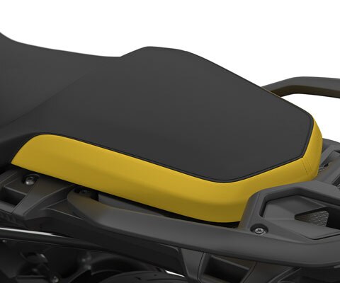 We zien de buddyseat in zwart/geel.