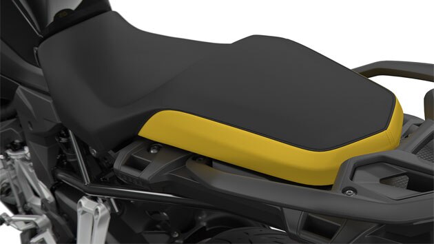 We zien de buddyseat in zwart/geel.