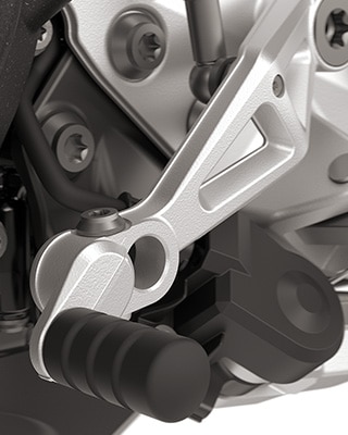 Het instelbare schakelpedaal en de remhendel zitten standaard op de F 900 GS van BMW Motorrad