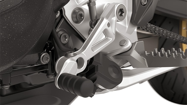 Het instelbare schakelpedaal en de remhendel zitten standaard op de F 900 GS van BMW Motorrad
