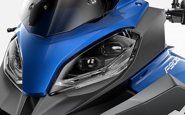 We zien de lichten van de F 900 XR.