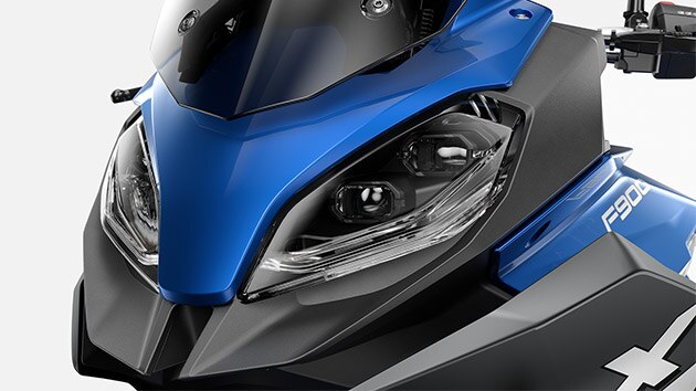 We zien de lichten van de F 900 XR.