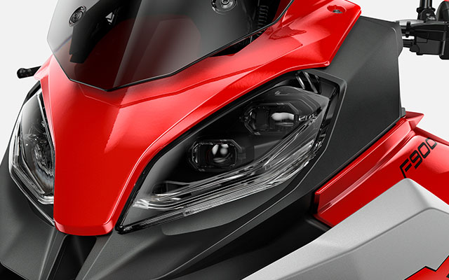 We zien de lichten van de F 900 XR.