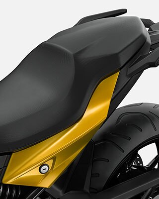 We zien de buddyseat van de F 900 XR.
