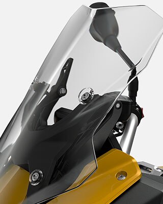 We zien het windscherm van de F 900 XR.