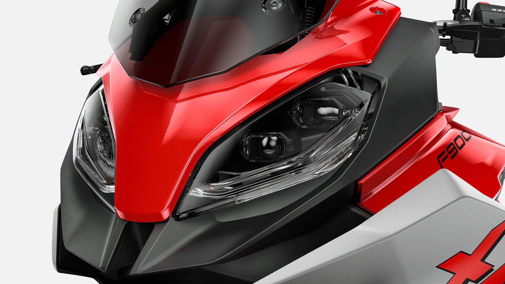 We zien de lichten van de F 900 XR.