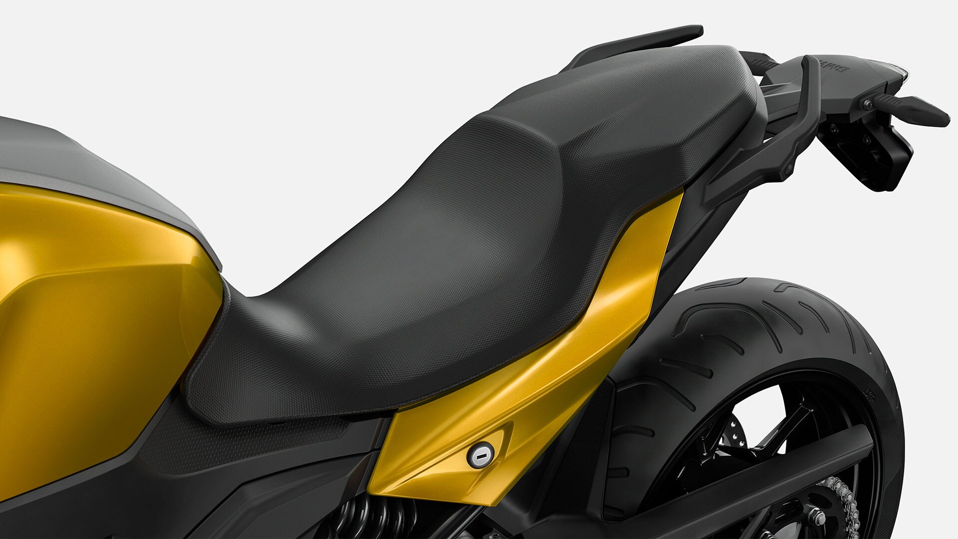 We zien de buddyseat van de F 900 XR.