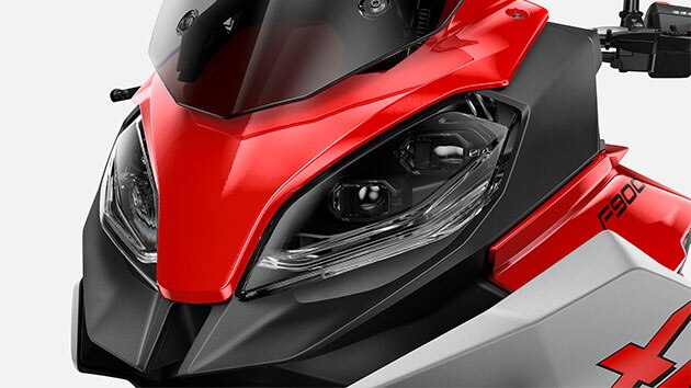 We zien de lichten van de F 900 XR.