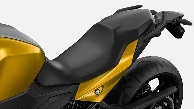We zien de buddyseat van de F 900 XR.