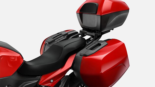 We zien de bergruimteopties van de F 900 XR.