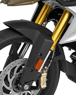 We zien de goudkleurig geëloxeerde upside-down vork van de G 310 GS.