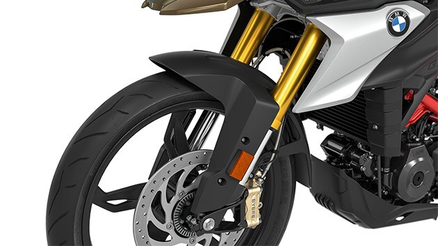 We zien de goudkleurig geëloxeerde upside-down vork van de G 310 GS.