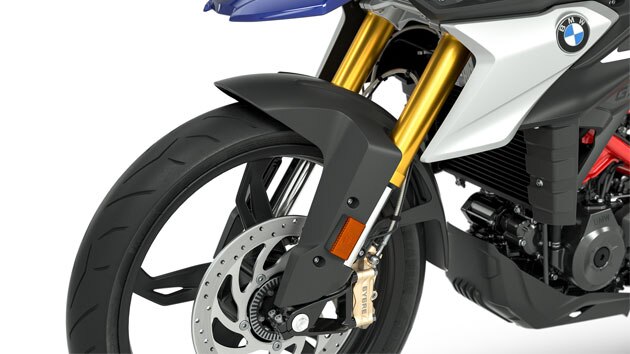 We zien de goudkleurig geëloxeerde upside-down vork van de G 310 GS.
