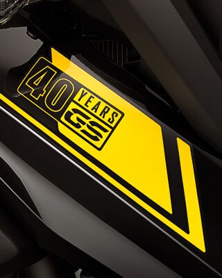 We zien een close-up van de 40 Jahre GS-sticker.