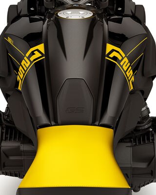 We zien de tank van de Edition 40 Years GS met 1250-opschrift en Option 719-logo in detail.