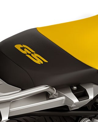 We zien de zwart-gele buddyseat van de 40 Years GS Edition met GS-stikwerk.