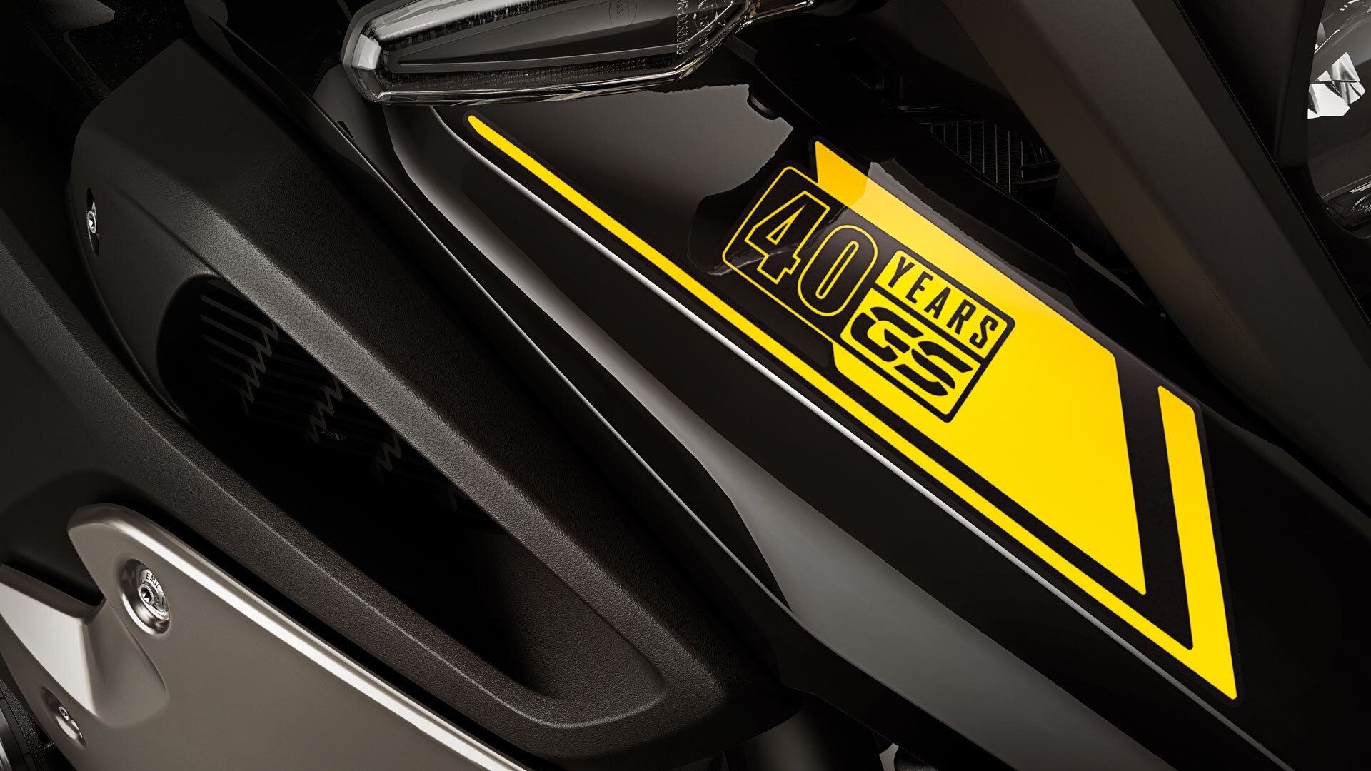 We zien een close-up van de 40 Jahre GS-sticker.