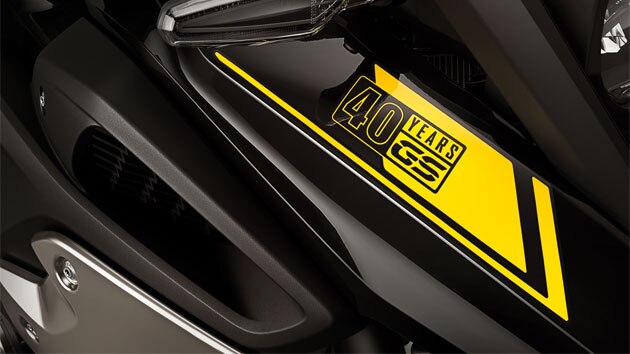 We zien een close-up van de 40 Jahre GS-sticker.