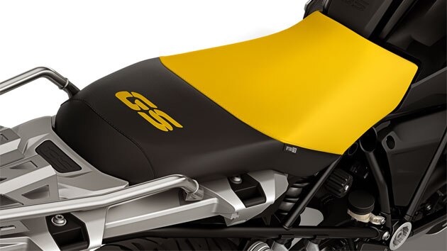 We zien de zwart-gele buddyseat van de 40 Years GS Edition met GS-stikwerk.