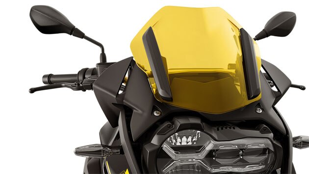 We zien het sportieve windscherm in geel van de 40 Years GS Edition.