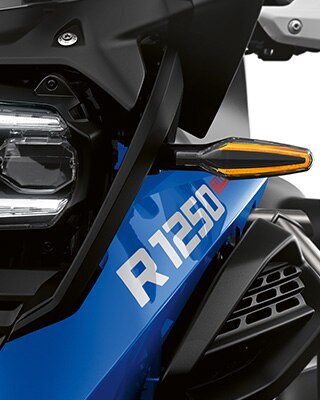 We zien de standaard LED-richtingaanwijzers met optie Cruise verlichting.