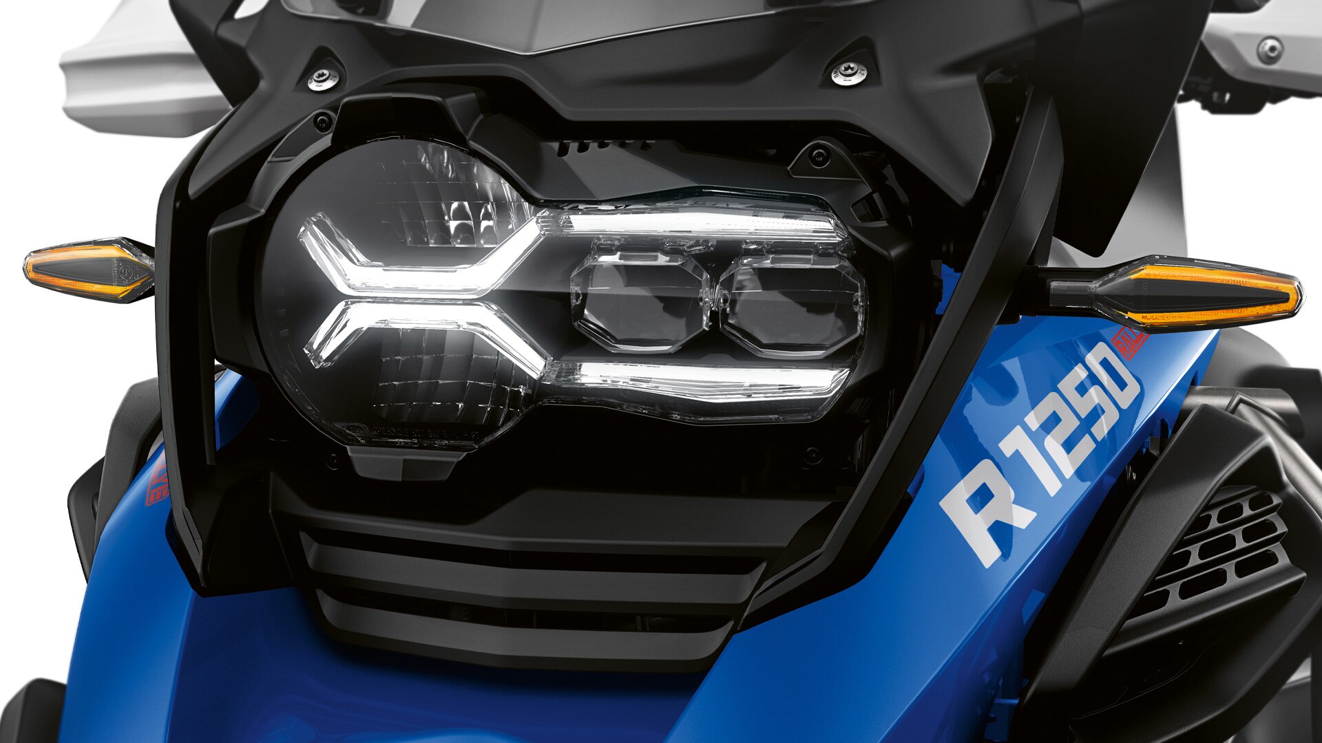 We zien de standaard LED-richtingaanwijzers met optie Cruise verlichting.