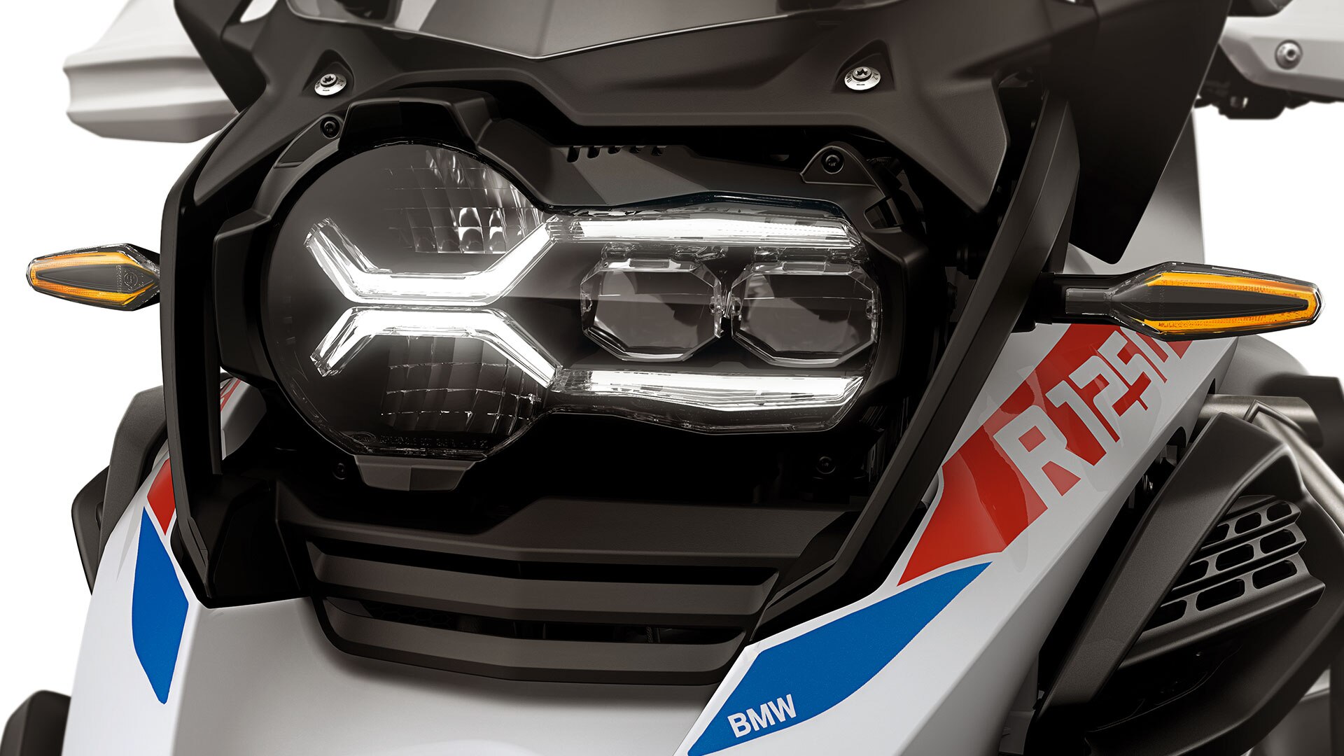 We zien de standaard LED-richtingaanwijzers met optie Cruise verlichting.