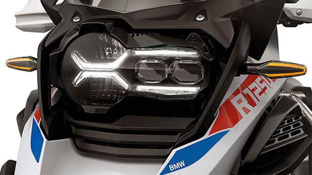 We zien de standaard LED-richtingaanwijzers met optie Cruise verlichting.