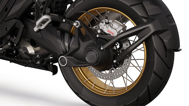 de goudkleurige kruisspaakwielen van de BMW R 1300 GS Option 719 Tramuntana