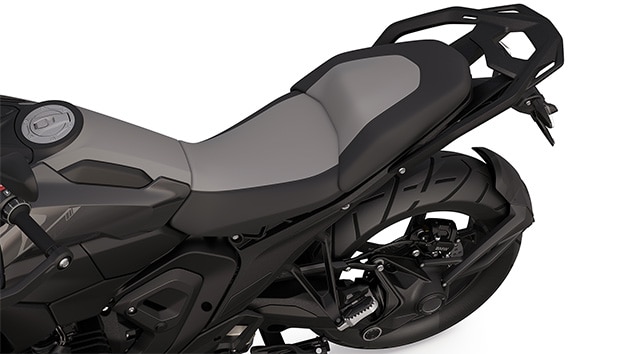 De comfortabele stoel van de R 1300 GS Triple Black van BMW Motorrad