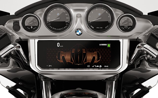 De cockpit toont de analoge ronde instrumenten en het TFT-display.
