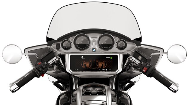 De cockpit toont de analoge ronde instrumenten en het TFT-display.