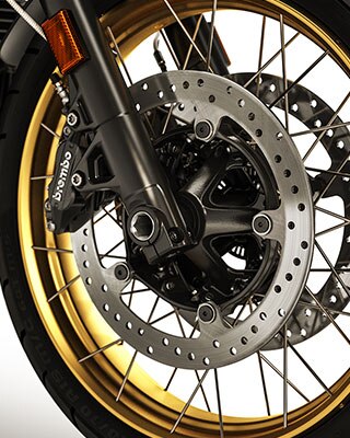 We zien de gouden velgen van de R nineT Urban G/S.