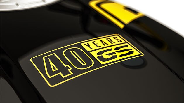 We zien de "40 jaar GS"-sticker op de tank van de R nineT Urban G/S.