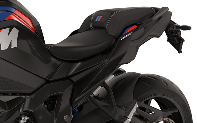 De slanke achterkant en gefreesde onderdelen van de M 1000 XR van BMW Motorrad