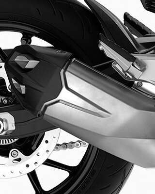De korte uitlaat benadrukt de dynamiek van de F 900 R.