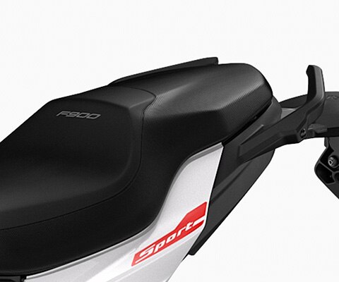 We zien de buddyseat van de F 900 R. Dankzij de zes verschillende zithoogtes kan iedereen erop plaatsnemen.